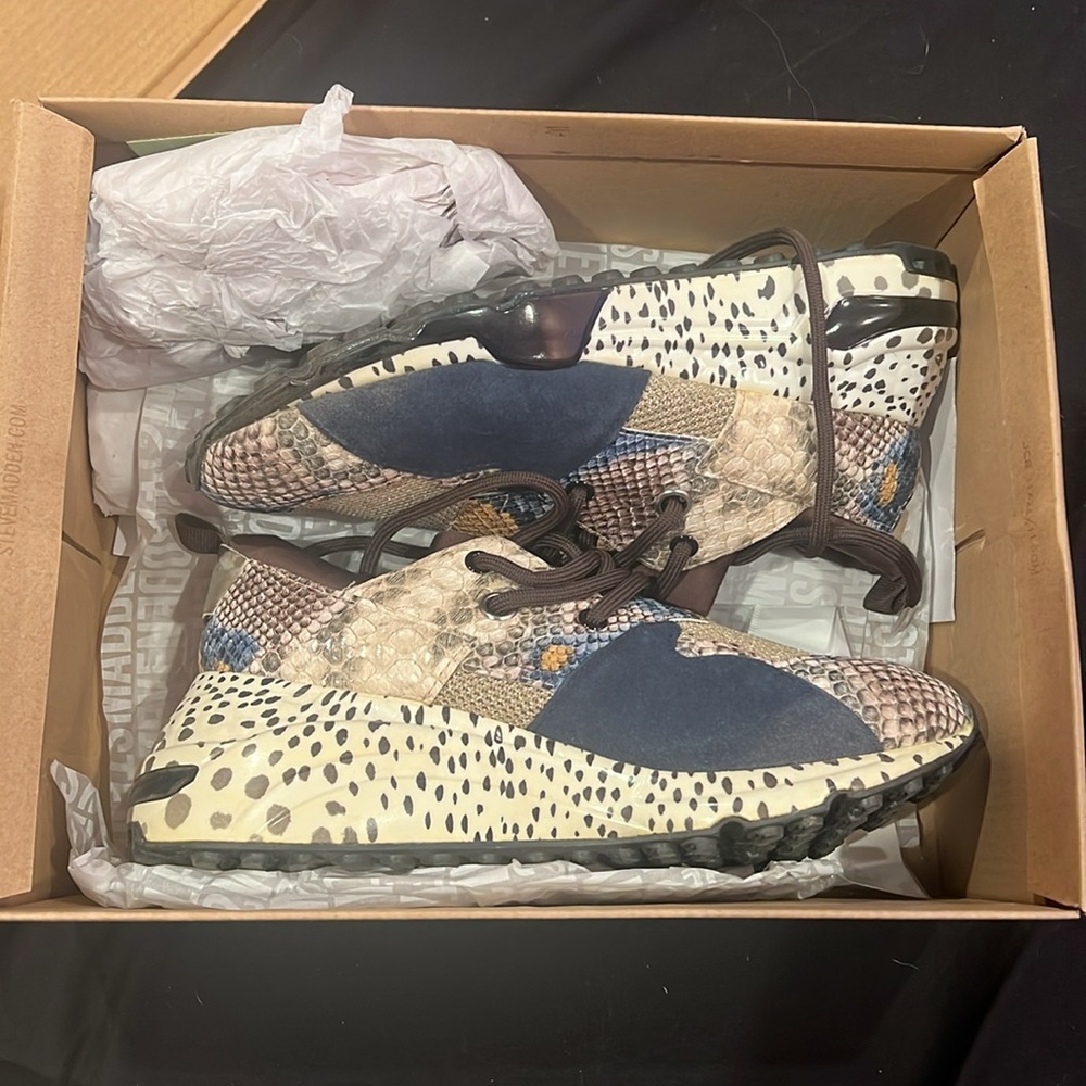 Steve Madden Tan Shoe Box